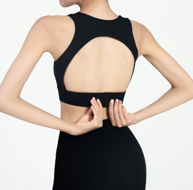 black sport bra with build-in bra. Sport bra with absorbent and gathering features, perfect for yoga and other sports activities.