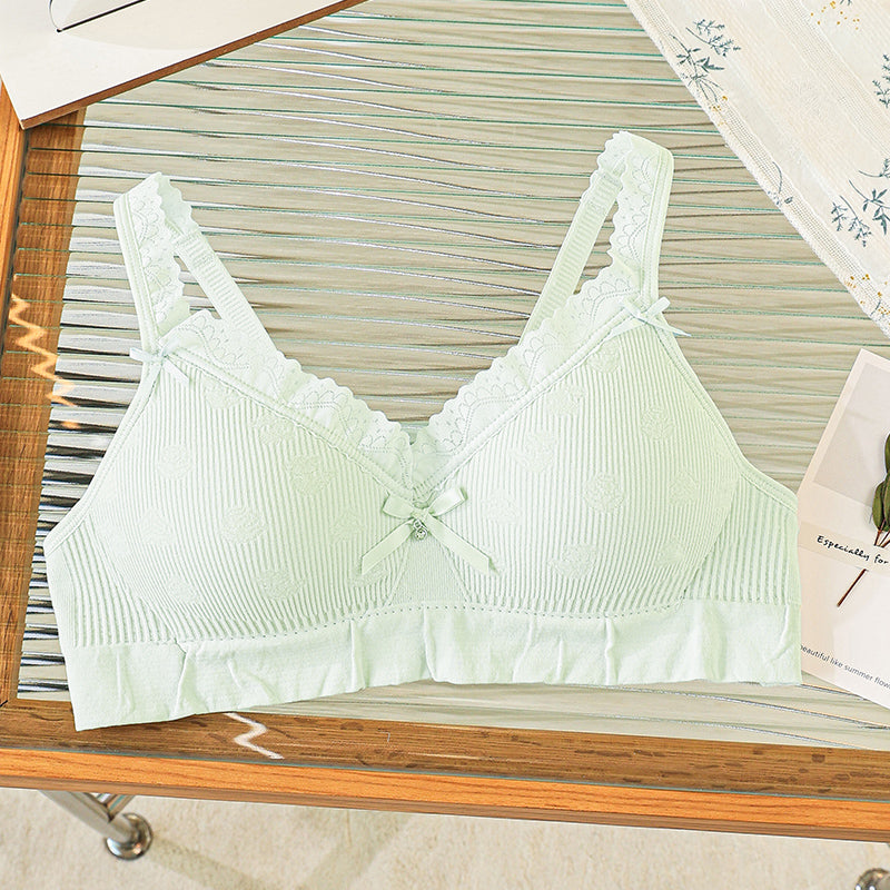 Comfortable close-fitting mint bra with elegant lace trim and supportive gathering.