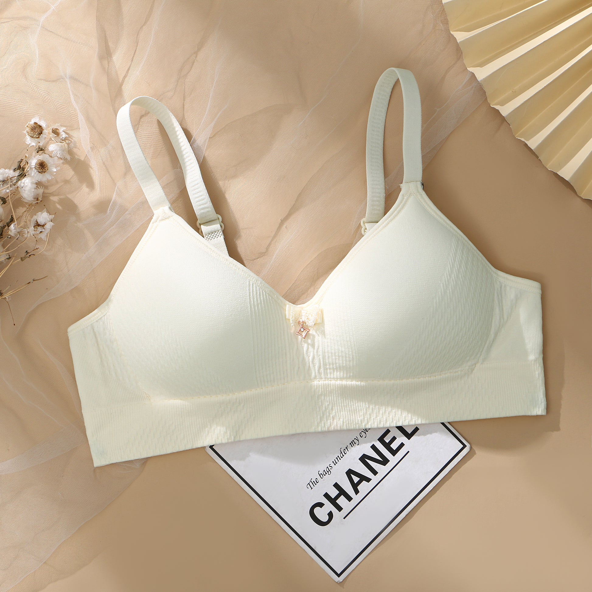 Comfortable white bra with a soft contour fit and breathable fabric, ideal for daily comfort.