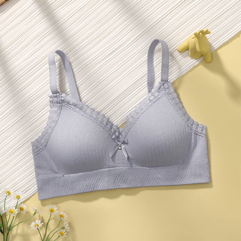 Breathable and soft lavender bralette with seamless gather, suited for the everyday comfort of young girls.