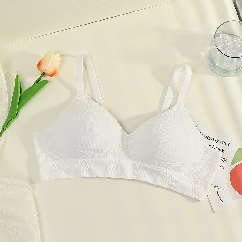 White bra with no underwire constraint, tailored for anti-sagging and a snug fit to the chest shape.